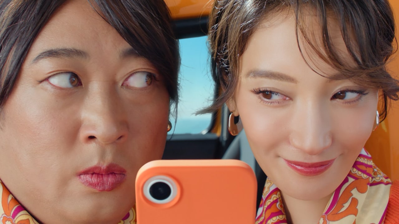 ロバート秋山と菜々緒が共演するカーセンサーCM「ナナオとナナエ 双子姉妹」編より