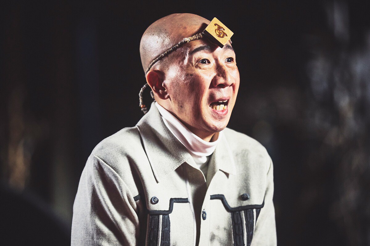 ひょうろく映画出演、おでこに木札ですごい顔