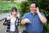 “助手”を務めた春とヒコーキぐんぴぃ(右)