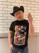 「ええやん Tシャツ」を着用するハリウッドザコシショウ