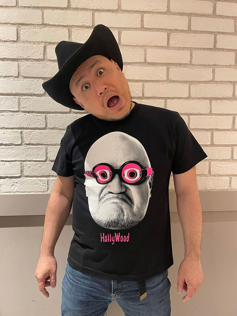「眠たくなってきちゃったTシャツ Ver.2」を着用するハリウッドザコシショウ