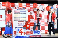 パチンコ屋のロッカー用に使う500円玉を作るため自販機では今まで現金派だったというシソンヌじろう（中央）