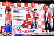 パチンコ屋のロッカー用に使う500円玉を作るため自販機では今まで現金派だったというシソンヌじろう(中央)