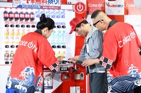 Coke ONの使い方を教えてもらう義彦おじさん