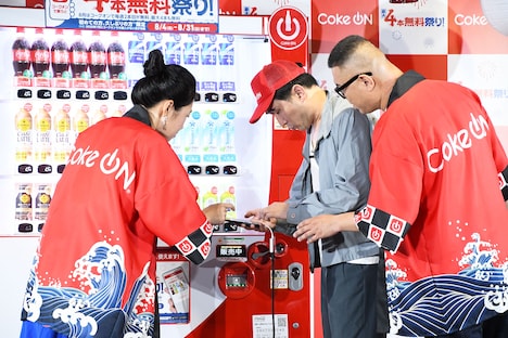 Coke ONの使い方を教えてもらう義彦おじさん