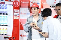 スタンプを全部集めたかったが終了時間が来てしまいスマホをスタッフに取り上げられてしまう義彦おじさん