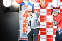 集まった報道陣に「水飲めよー」と声かけして去っていく義彦おじさん