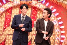 「爆笑レッドカーペット」のセットをバックにネタを披露するツートライブ