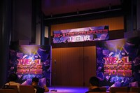 開演前のステージの様子。大会ロゴが紫色になったことに伴い、例年に比べて、薄暗く怪しげな雰囲気が漂っている。
