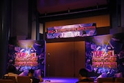 開演前のステージの様子。大会ロゴが紫色になったことに伴い、例年に比べて、薄暗く怪しげな雰囲気が漂っている。