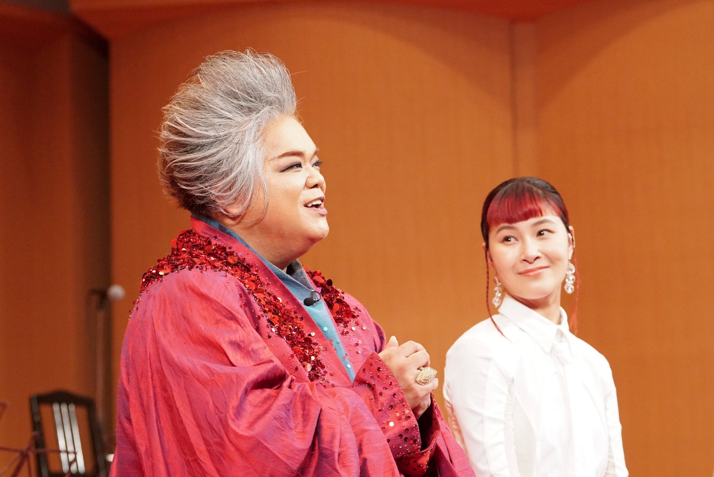左から岡本知高、村上佳菜子
