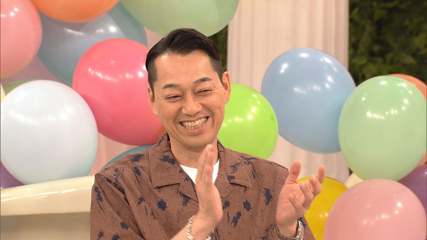 司会のバナナマン設楽