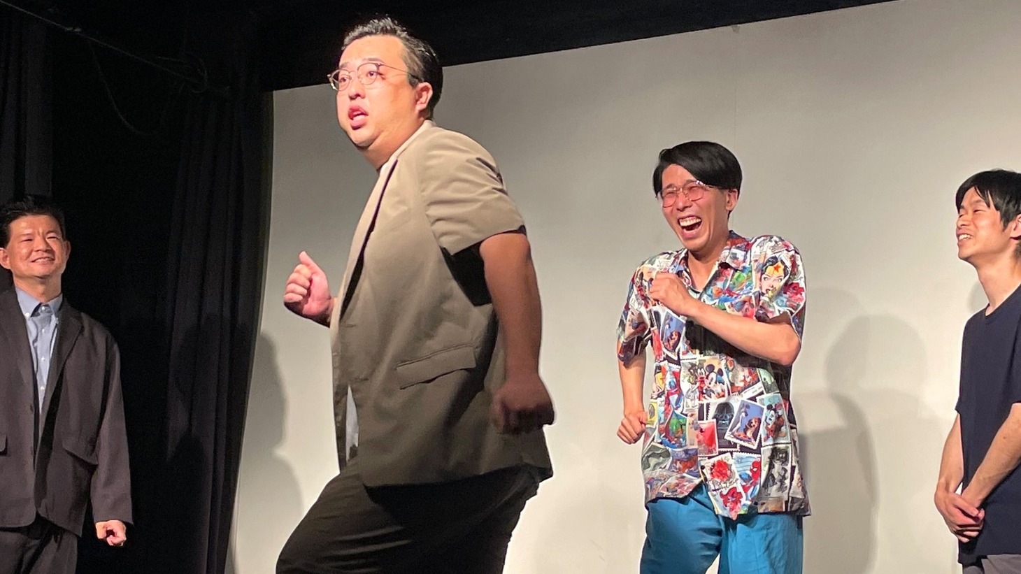 「さんぽ」の替え歌をする（左から）オッパショ石・広田、おべんとばこ
