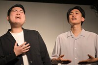 愛♡スクリームの替え歌を披露する「亘」。左から鈴木ジェロニモ、春とヒコーキ土岡