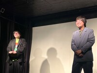 MCのXXCLUB早乙女零（左）と審査員の栗原（右）