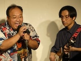 コンビニあるあるを歌うママタルト(左)大鶴肥満と演奏する可児正(右)