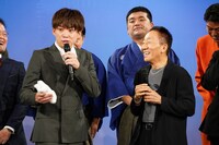 囲み取材の様子