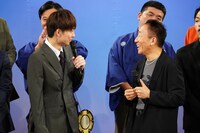 囲み取材の様子