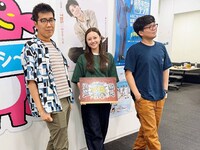 パートナーの小林麗菜（中央）とヤーレンズ