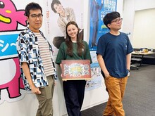 パートナーの小林麗菜（中央）とヤーレンズ