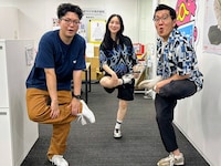 パートナーのファーストサマーウイカ（中央）とヤーレンズ