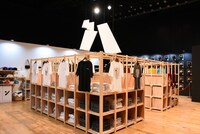 「バナナマン POPUP STORE 2025」の商品フロアの様子