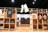 「バナナマン POPUP STORE 2025」の商品フロアの様子