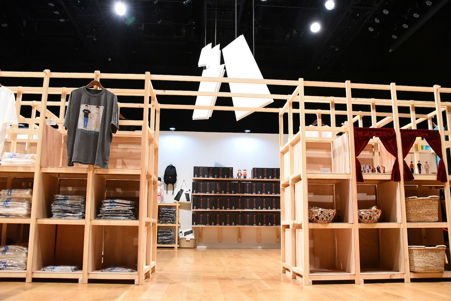 「バナナマン POPUP STORE 2025」の商品フロアの様子
