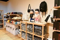 「バナナマン POPUP STORE 2025」の商品フロアの様子