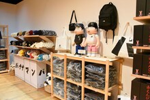 「バナナマン POPUP STORE 2025」の商品フロアの様子