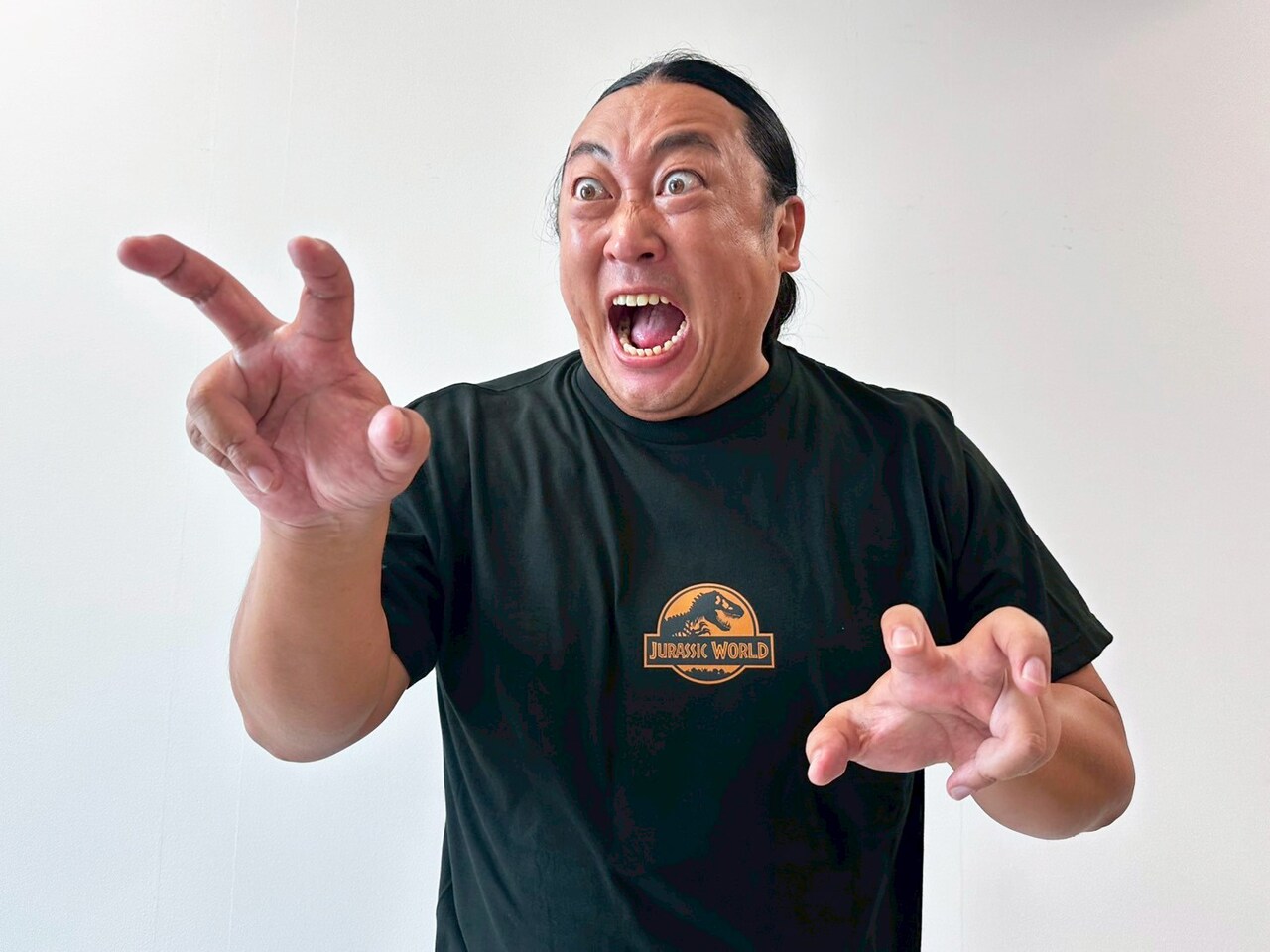 ロバート秋山の体モノマネTシャツに「ジュラシック」バージョン登場、しかも5種類