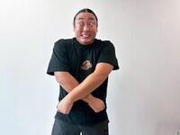 BOTYのジュラシックモデルを着用したロバート秋山