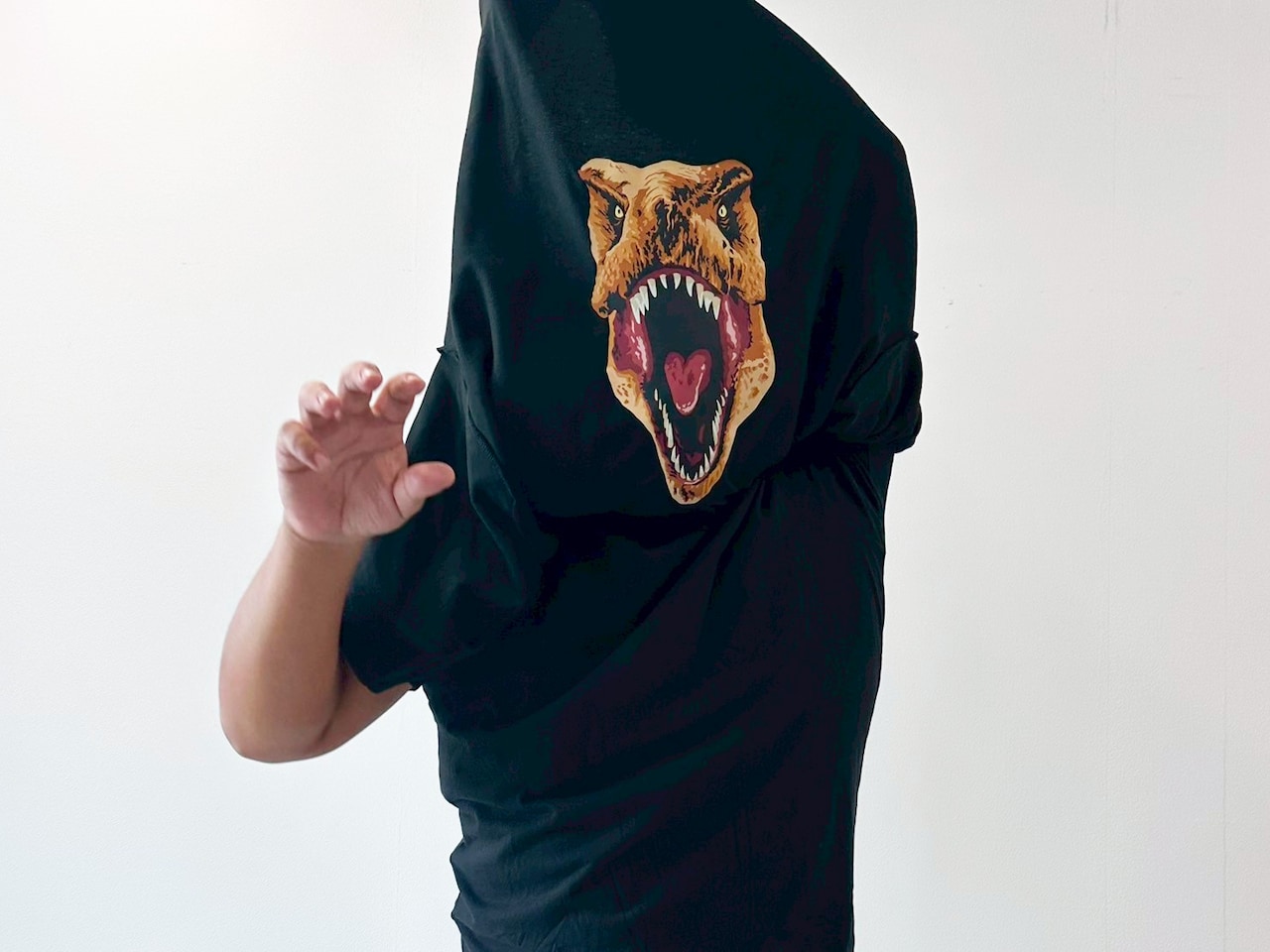 SHOHEI OHTANI『BOTY』Tシャツ」を着用したロバート秋山。(c