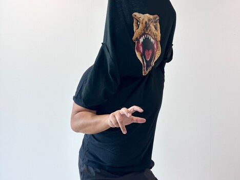 BOTYのジュラシックモデルを着用したロバート秋山