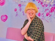 メイド喫茶の常連客役の真空ジェシカ・ガク