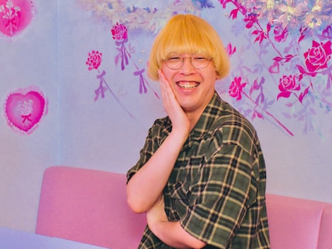 メイド喫茶の常連客役の真空ジェシカ・ガク