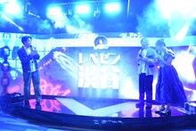 VSINGの演出を体験する（左から）見取り図、渋谷凪咲