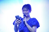 スマホで選曲をする渋谷凪咲