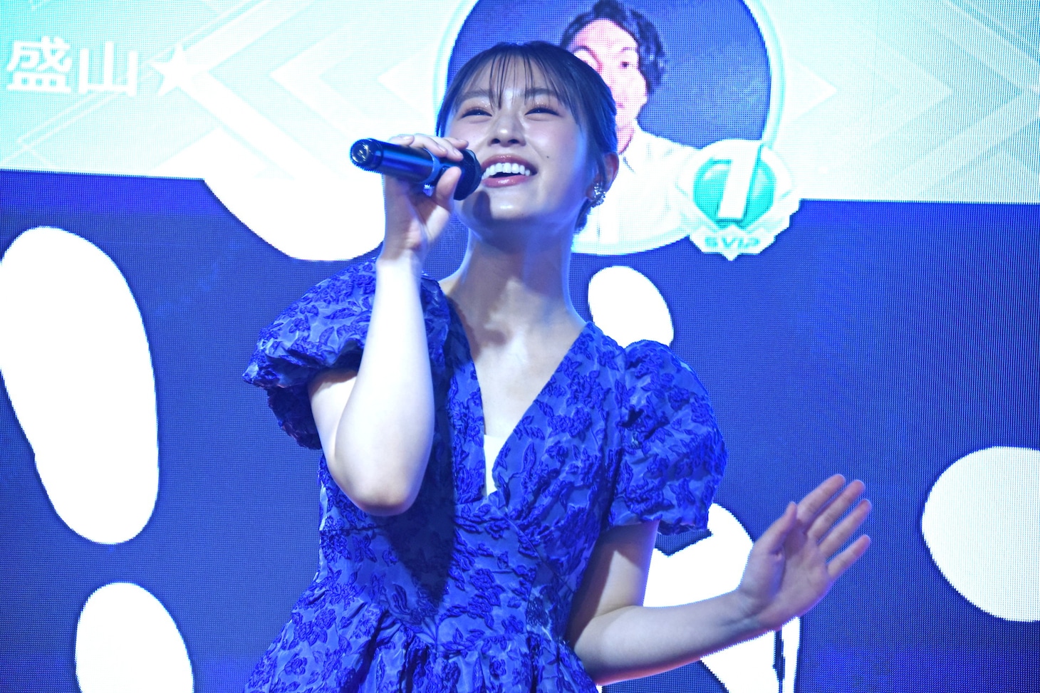 歌う渋谷凪咲