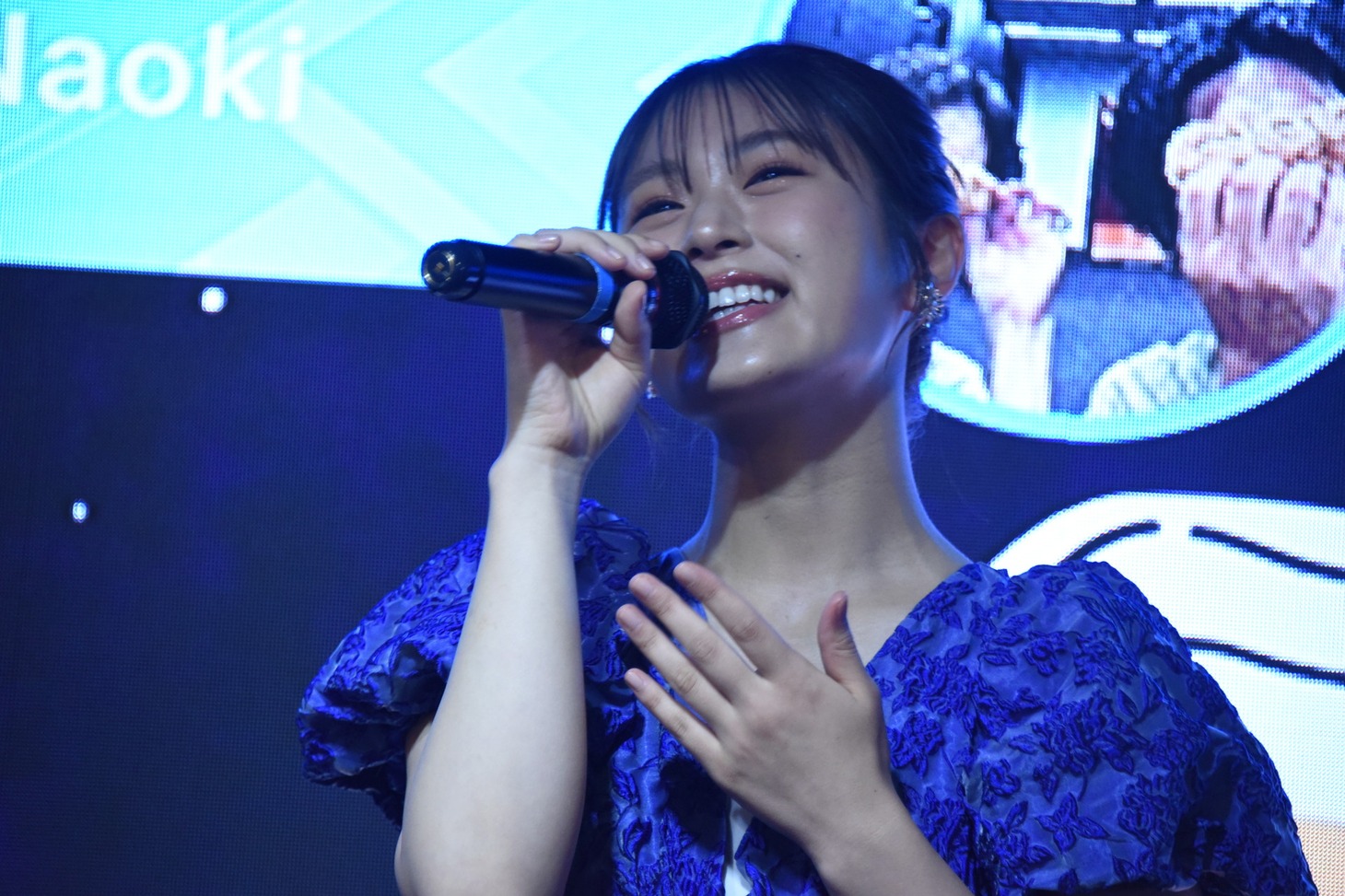 歌う渋谷凪咲