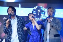 肩を組んで歌う見取り図と渋谷凪咲