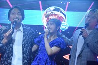 肩を組んで歌う見取り図と渋谷凪咲