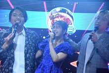 肩を組んで歌う見取り図と渋谷凪咲