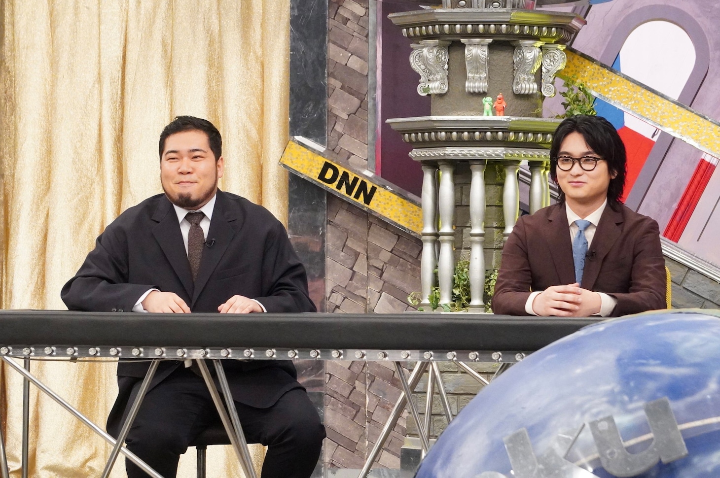 左から、令和ロマン・ケムリ、奥平大兼