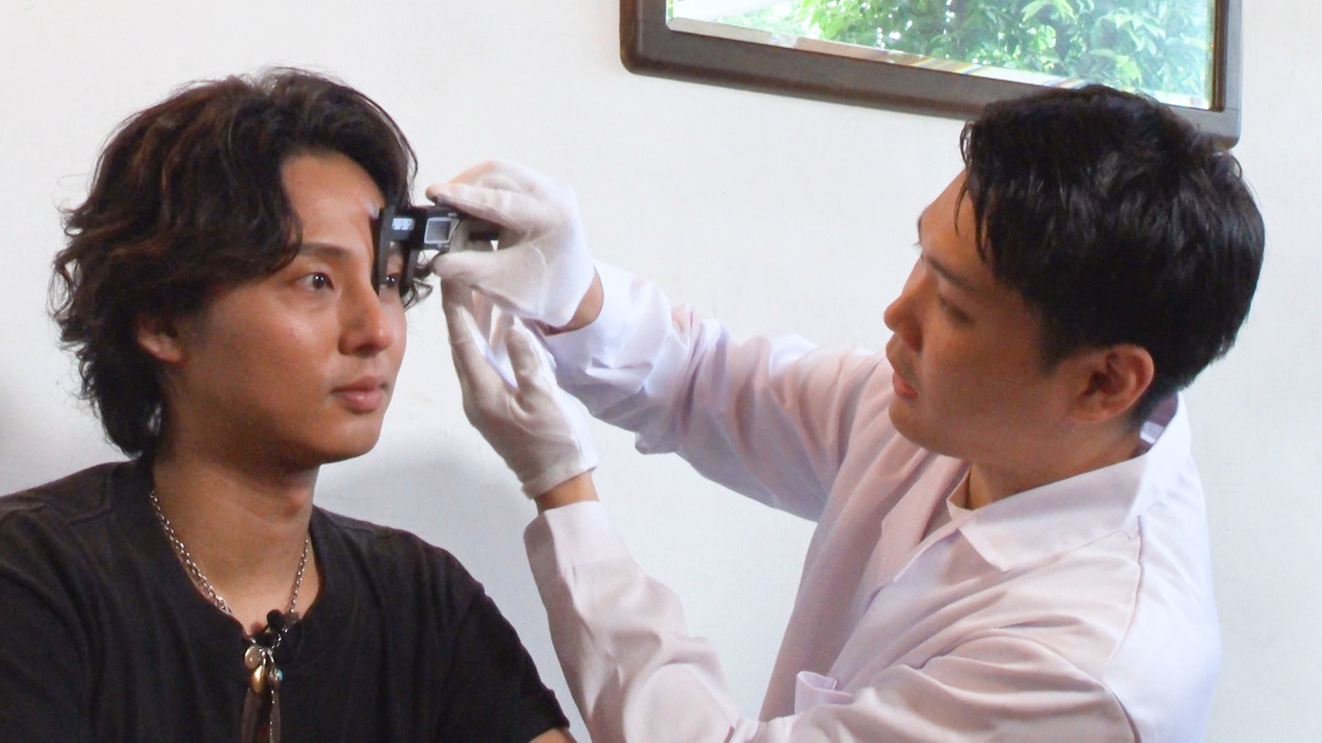 データを採取される藤ヶ谷太輔