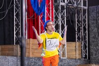 オープニングでギャグを披露するフジタ