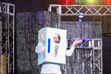 オープニングでギャグを披露する冷蔵庫マン