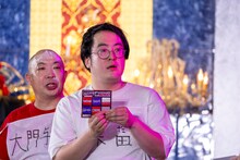 ビンゴカードを持ったガクヅケ木田