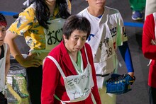 鋭い眼光でニューヨークを睨みつけるモダンタイムスとしみつ