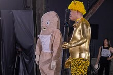 捕まってしまっただま（左）、FUJIWARA原西（右）